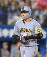 　１０回、勝ち越しの左越えソロを放ち、手をたたいて生還する大山（撮影・伊藤笙子）