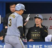 　１０回、勝ち越しの左越えソロを放った大山（左）を迎える藤川監督（撮影・伊藤笙子）
