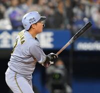 　１０回、勝ち越しの左越えソロを放つ大山（撮影・伊藤笙子）