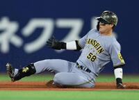 　４回、二塁打を放ちすべり込む前川（撮影・田中太一）