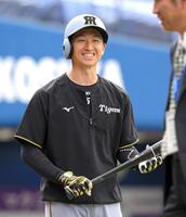 　練習中、笑顔を見せる近本（撮影・伊藤笙子）