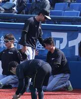 　１軍合流の湯浅に声をかけるゲラ（撮影・金田祐二）