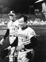 　勝利し笑顔の吉田義男監督と小山正明コーチ（左）＝１９７５年７月