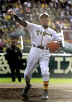 　巨人とのＯＢ戦で先発を務める小山正明さん＝１２年１１月