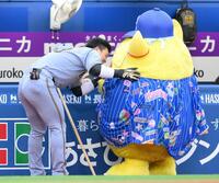 　試合前、チャピー（右）に抱きつく前川（撮影・伊藤笙子）