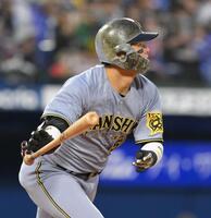 　２回、中越え二塁打を放つ前川（撮影・伊藤笙子）