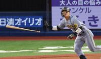 　２回、二塁打を放つ前川（撮影・金田祐二）