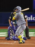 　３回、死球を受ける森下（撮影・金田祐二）