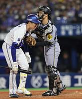 　４回、自打球を当てた大貫が体勢を崩し、支える坂本（撮影・田中太一）