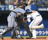 　４回、自打球を当てた大貫（右）を気遣う坂本（撮影・伊藤笙子）