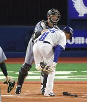 　４回、自打球を受けた大貫を心配する坂本（撮影・金田祐二）