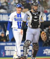 　４回、自打球を左足に当て、痛みをこらえる大貫（撮影・伊藤笙子）