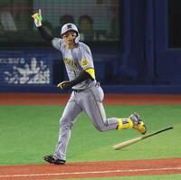 　７回、勝ち越し２ランを放つ森下（撮影・金田祐二）