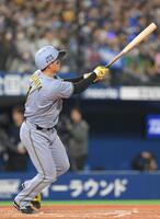 　７回、左越え２ランを放つ森下（撮影・伊藤笙子）