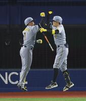 　７回、勝ち越し２ランを放ち、佐藤輝に迎えられる森下（撮影・金田祐二）