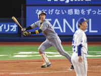 　７回、二塁打を放つ近本（撮影・金田祐二）