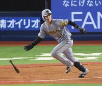 　７回、同点適時二塁打を放つ中野（撮影・金田祐二）