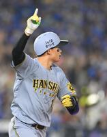 　７回、左越え２ランを放ち、右手を突き上げる森下（撮影・伊藤笙子）