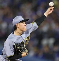 　先発し投げ込む富田（撮影・田中太一）