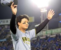 　声援に両手を振って応える森下（撮影・田中太一）