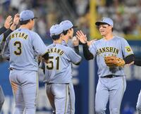 　カード３連勝を決め、ナインとハイタッチする森下（右）＝撮影・伊藤笙子