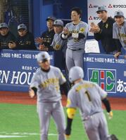 　７回、勝ち越し２ランを放った森下に拍手する藤川監督（撮影・金田祐二）