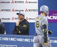 　６回、一ゴロに倒れた佐藤輝と渋い表情の藤川監督（撮影・金田祐二）