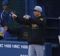 　１回、藤川監督は一走・蝦名へのけん制に対してリクエストするも失敗（撮影・金田祐二）