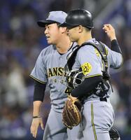 　プロ初勝利を挙げ、坂本と喜び合う桐敷（撮影・田中太一）