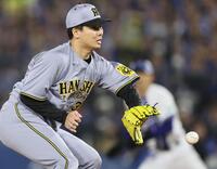 　７回、蝦名を併殺に打ち取る漆原（撮影・田中太一）