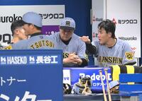 　５回を終え、坂本、安藤コーチと話し合う富田（右）＝撮影・伊藤笙子