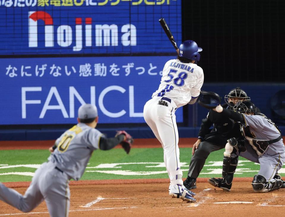 　３回、死球を受ける梶原（撮影・金田祐二）