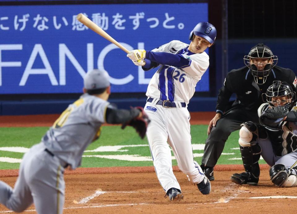 　３回、同点二塁打を放つ三森（撮影・金田祐二）