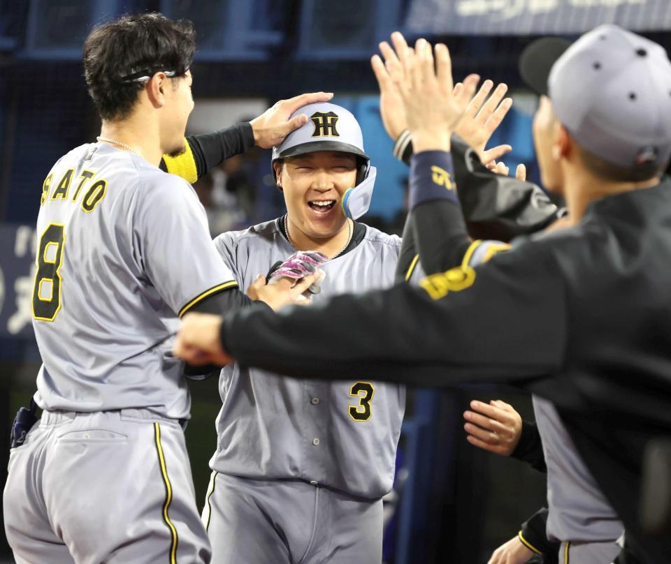 　１０回、勝ち越しソロを放った大山はナインと喜び合う（撮影・田中太一）