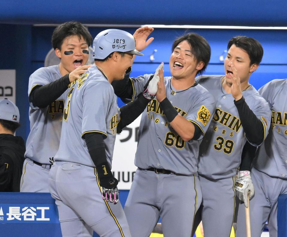 　１０回、勝ち越しの左越えソロを放ち、森下（左）らに迎えられる大山（撮影・伊藤笙子）