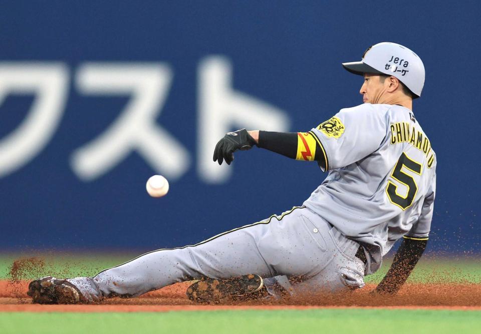 　１回、二盗を決める近本