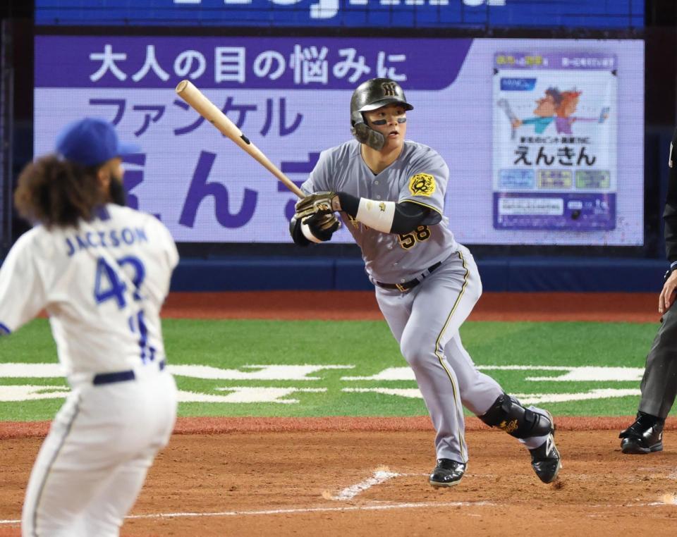 　４回、二塁打を放つ前川（撮影・金田祐二）