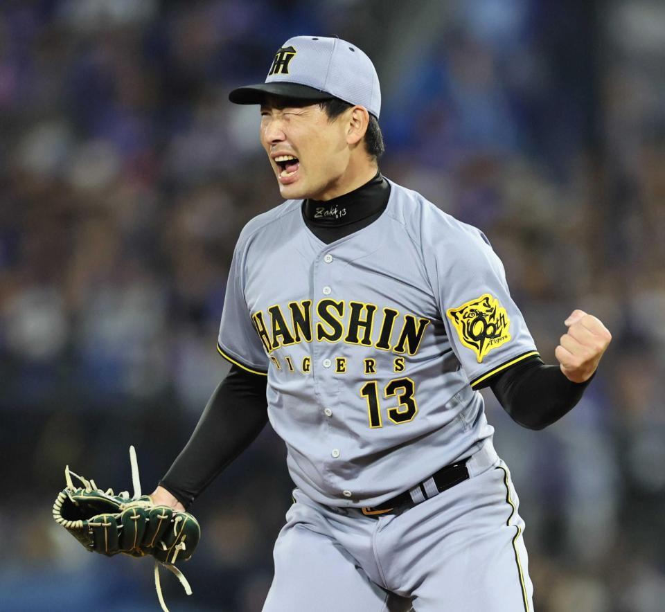 　最後を締め、ガッツポーズを決める岩崎