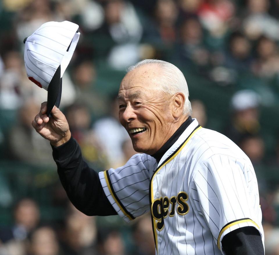 　阪神対巨人ＯＢ戦　笑顔でマウンドを降りる小弥正明さん＝２０１２年