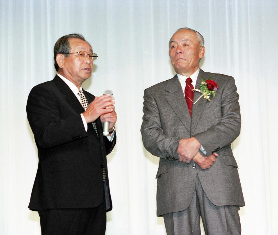 　「小山正明氏の野球殿堂入りを祝う会」で小山氏（右）をたたえる吉田義男氏。２人は１９５３年から阪神でプロ生活をスタートした＝２００１年１２月２日
