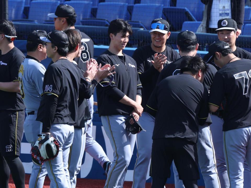 　合流し笑顔の湯浅（撮影・金田祐二）