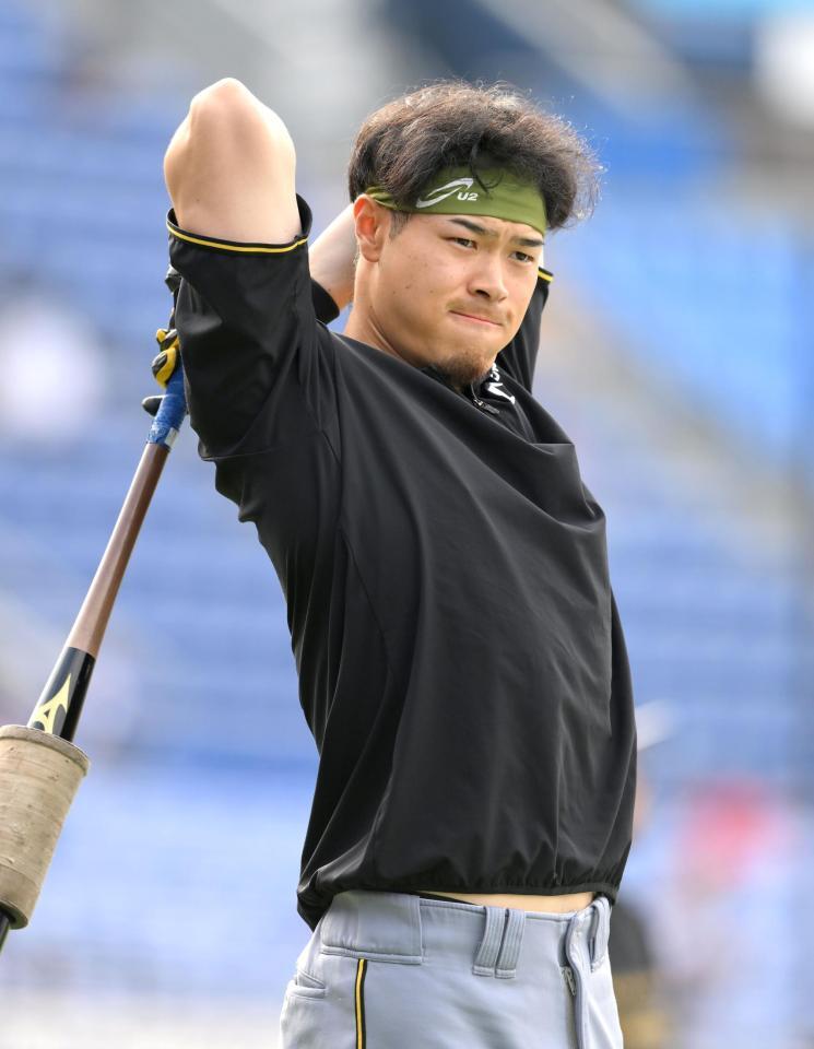 　打撃練習前、気合を入れる佐藤輝（撮影・伊藤笙子）