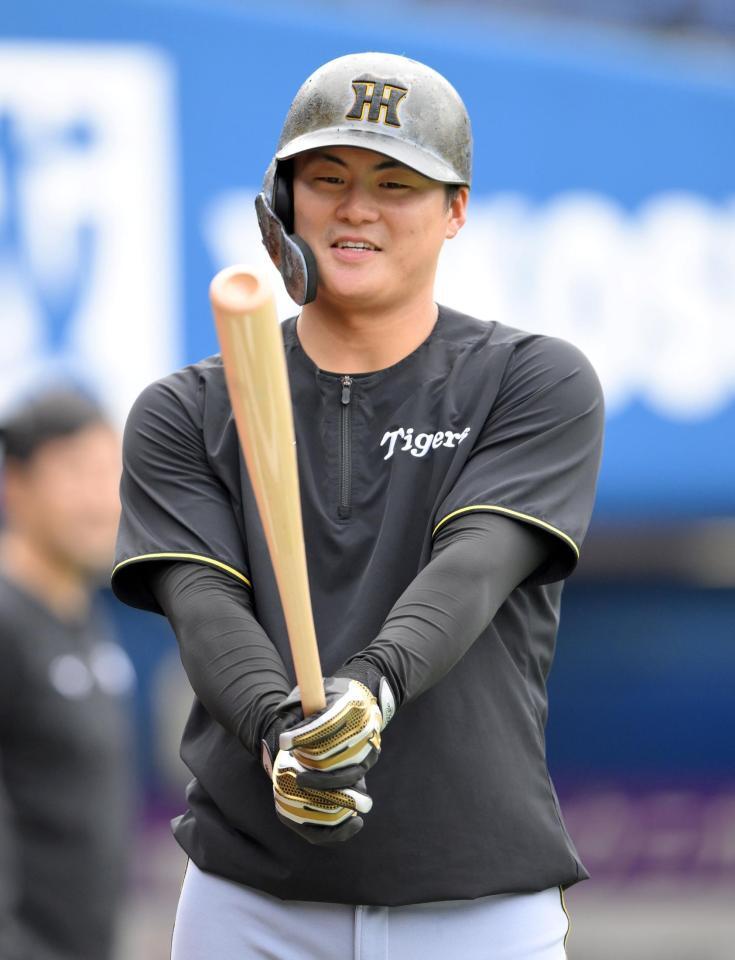 　バットを見つめる前川（撮影・伊藤笙子）