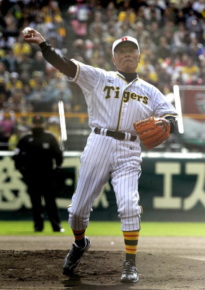 　巨人とのＯＢ戦で先発を務める小山正明さん＝１２年１１月