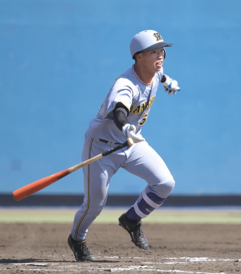 　５回、百崎は右前に先制適時打を放つ（撮影・坂部計介）