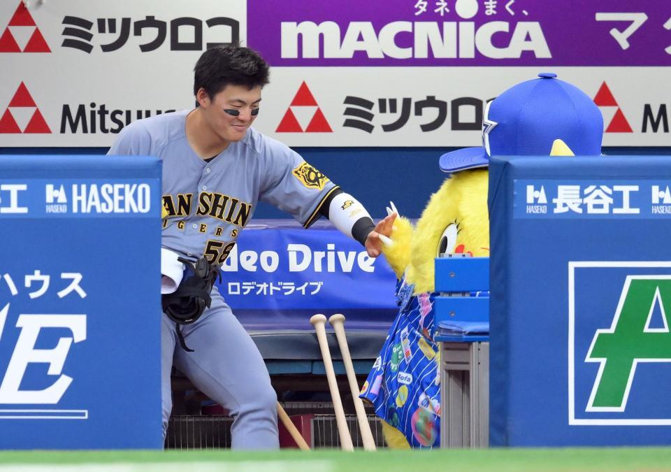 　試合前、ベンチでチャピー（右）とハイタッチする前川（撮影・伊藤笙子）