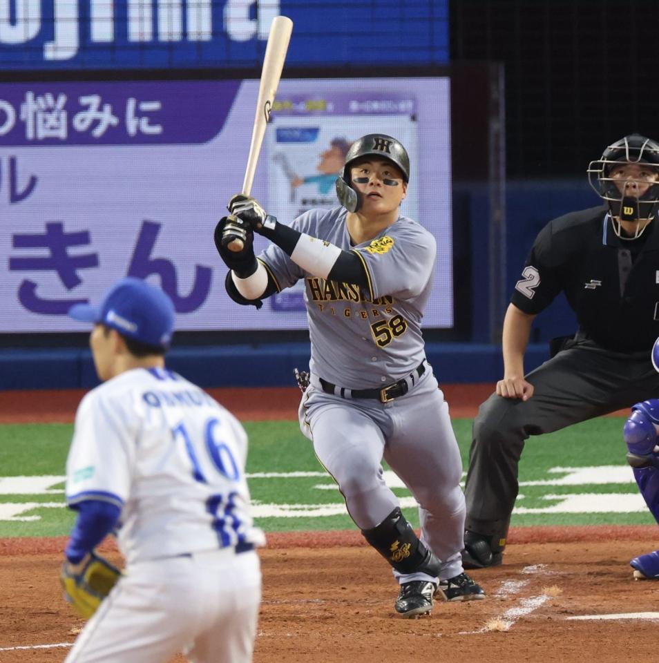 　２回、二塁打を放つ前川（撮影・金田祐二）