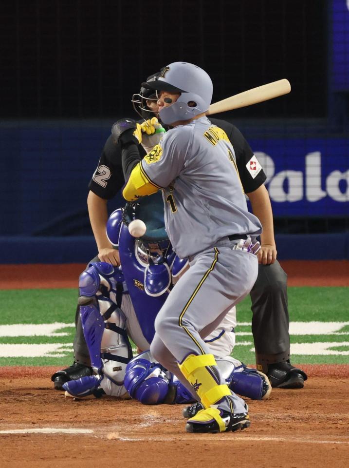 　３回、死球を受ける森下（撮影・金田祐二）