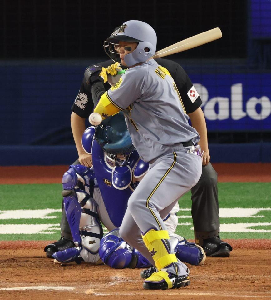 　３回、死球を受ける森下（撮影・金田祐二）