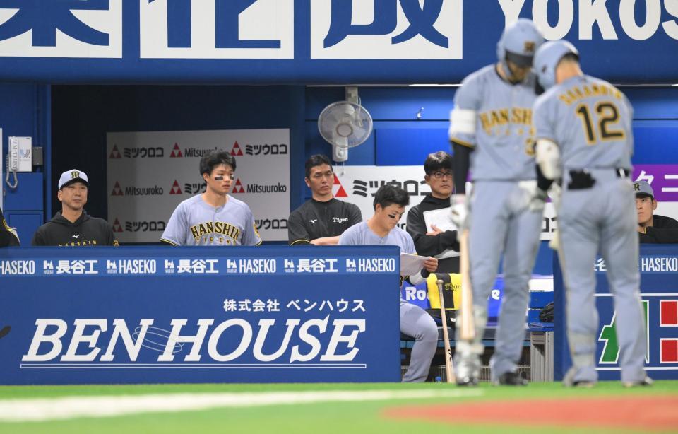 　４回、坂本（１２）を見つめる藤川監督（左）＝撮影・伊藤笙子